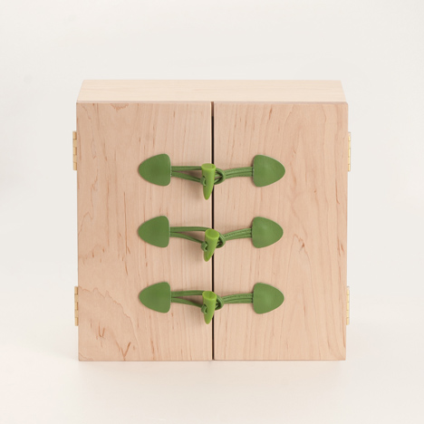 Dong-yeop:衣扣儲存柜