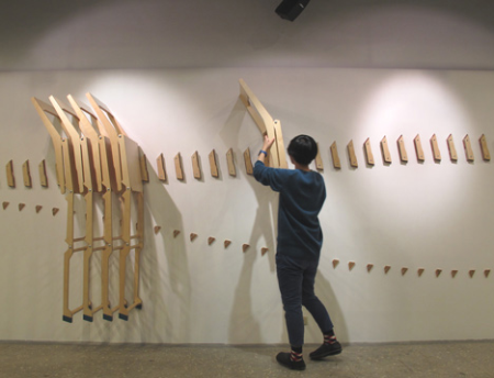 掛在墻上的折疊椅