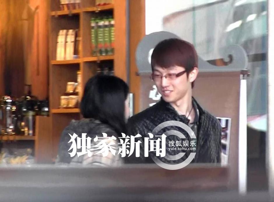 С�պ�s��"��ϯ����̫̫"һ��Ʒ��