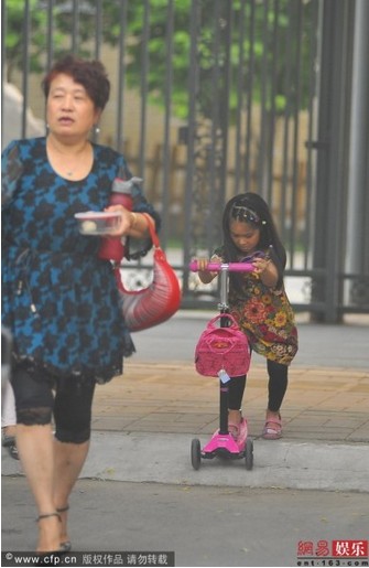 文章馬伊琍女兒戶外玩滑板車