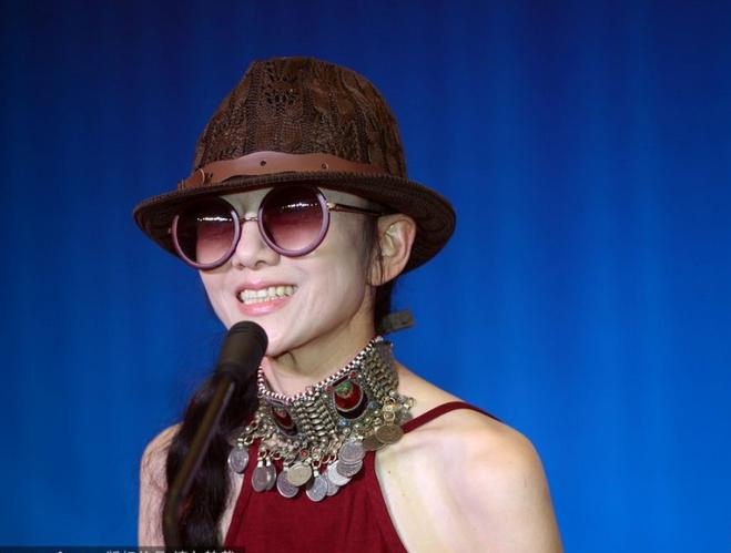 楊麗萍出席活動長指甲似“梅超風”