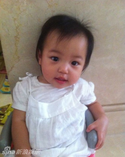 趙薇愛女小四月成長(zhǎng)記錄撒嬌賣萌惹人愛