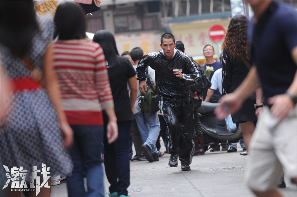 "激戰"曝張家輝訓練照海邊扛油桶石墩