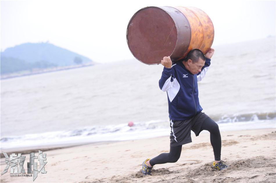 "激戰"曝張家輝訓練照海邊扛油桶石墩