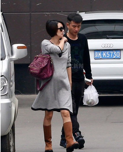 馬伊琍挺大肚開車 載文章出門應酬