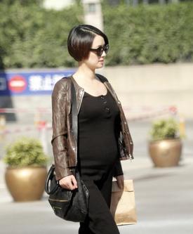 馬伊琍挺大肚獨自上街