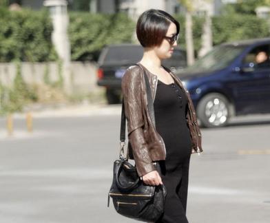 馬伊琍挺大肚獨自上街