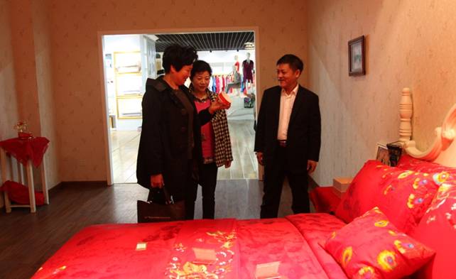 湖州著名絲綢企業董事長蒞企參觀玖久絲綢