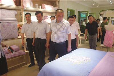 新疆伊寧縣黨政代表考察團(tuán)考察南通海門疊石橋