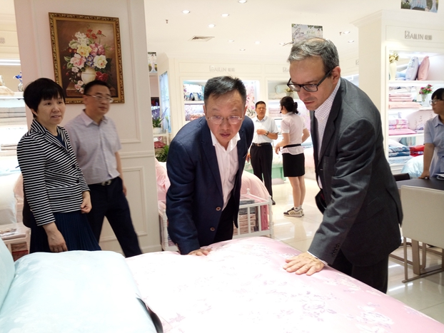 國際紡聯秘書長辛德勒參觀考察海門工業園區