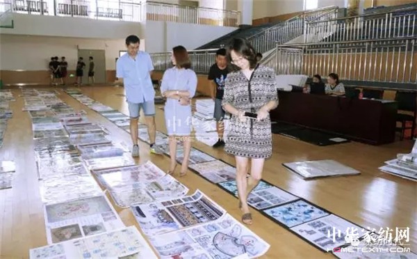 �ư���һ��(ch��ng)ɫˇ�p�^�Į�(hu��)�������ں�������չ�_(k��i)����