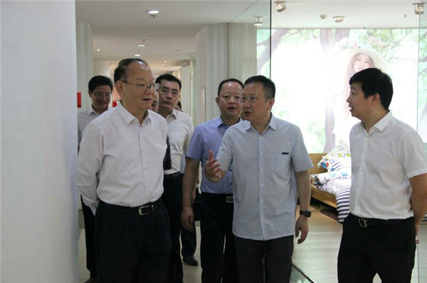 中紡聯(lián)黨委書(shū)記高勇一行實(shí)地走訪南通家紡企業(yè)