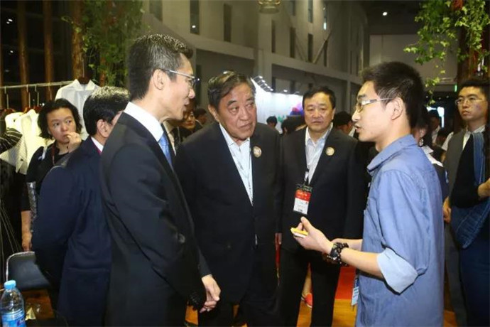 ���@��������L�����м����＾չ���_Ļ